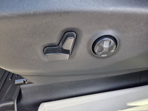 Used 2022 Chrysler Voyager LX FWD image 17
