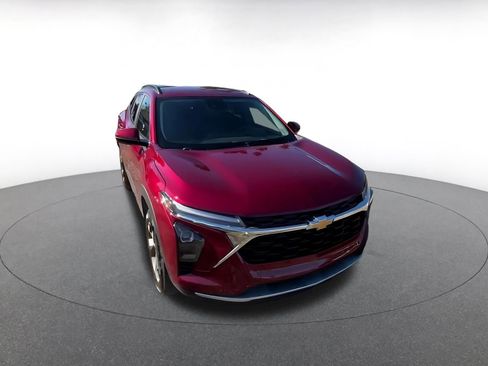 Used 2025 Chevrolet Trax LT image 3