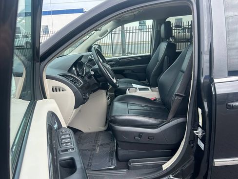 Used 2016 Chrysler Town & Country Touring FWD image 12