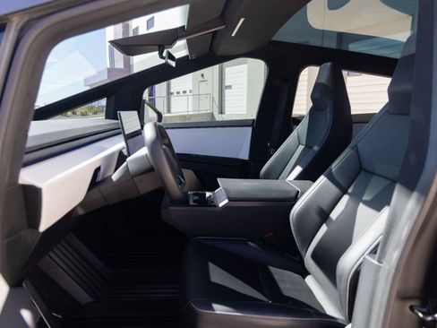 Used 2024 Tesla Cybertruck AWD Crew Cab image 15