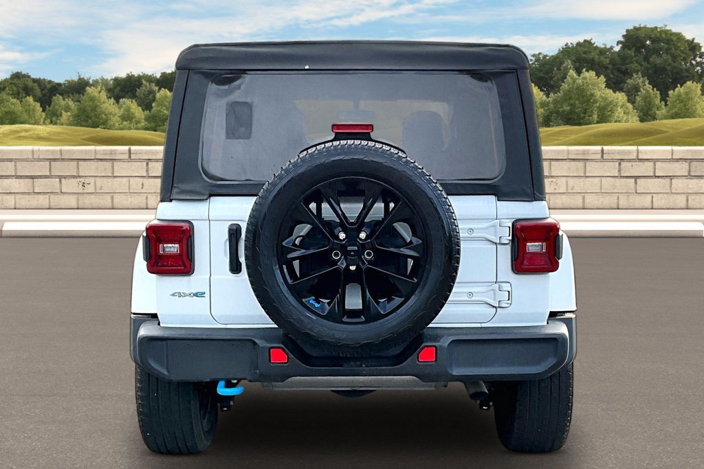 Used 2023 Jeep Wrangler Unlimited Sahara AWD/4WD image 4