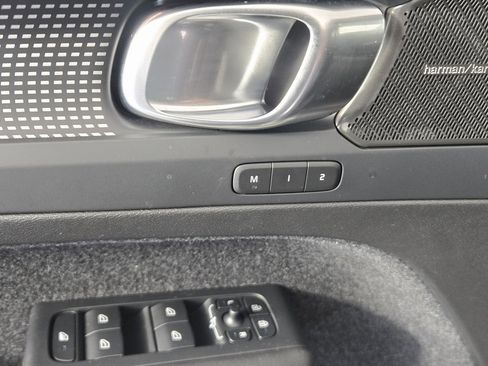 Certified 2023 Volvo XC40 B5 Ultimate w/ Climate Package image 18