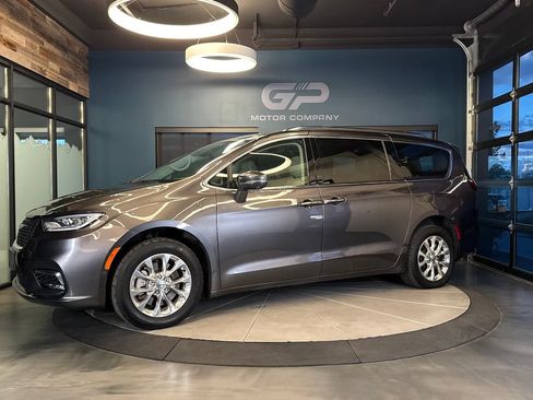 Used 2021 Chrysler Pacifica Touring-L w/ Uconnect Theater Family Group AWD/4WD image 7