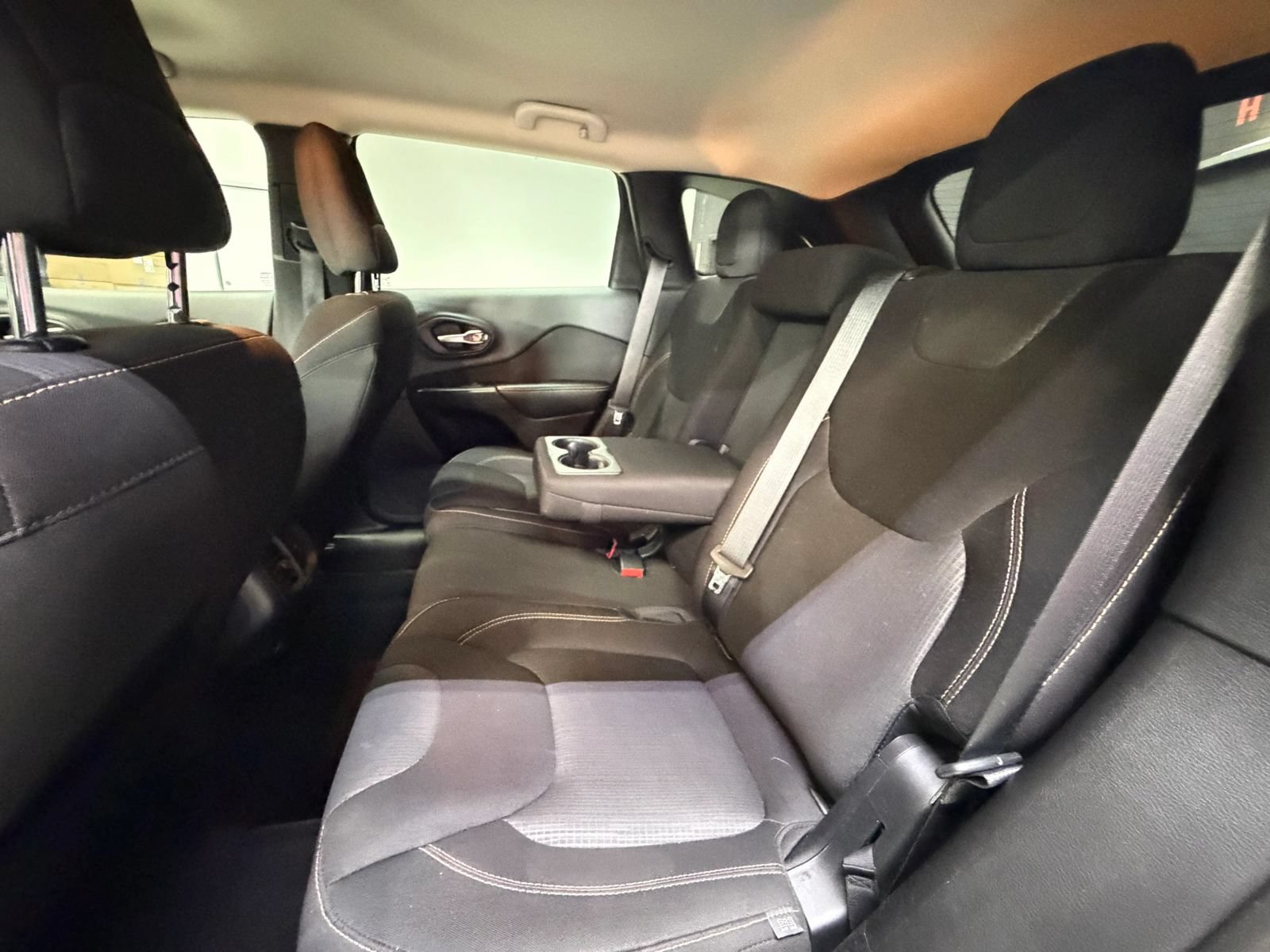 Used 2016 Jeep Cherokee Latitude FWD image 23