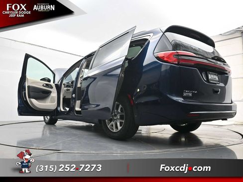 Used 2022 Chrysler Pacifica Touring-L FWD image 38