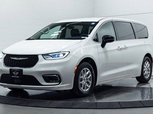 Used 2024 Chrysler Pacifica Touring-L image 6