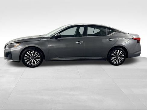 Used 2025 Nissan Altima 2.5 SV FWD image 6