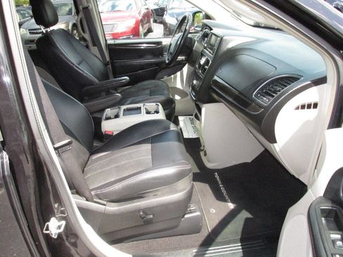 Used 2012 Chrysler Town & Country Touring-L w/ Driver Convenience Group image 33