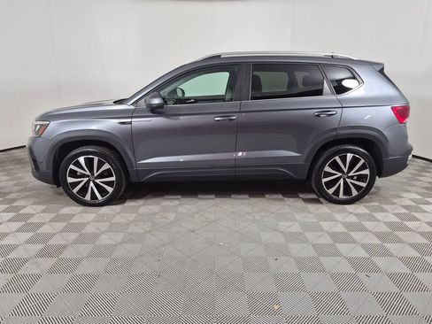 Used 2023 Volkswagen Taos SE w/ Panoramic Sunroof Package FWD image 6