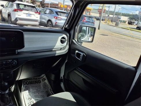 Used 2024 Jeep Wrangler Unlimited Sahara image 15