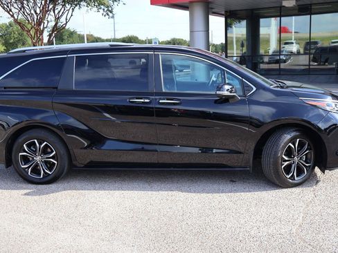 Used 2026 Toyota Sienna Platinum AWD/4WD image 2