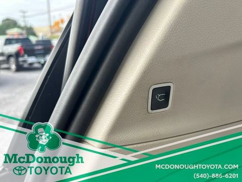 Used 2020 Chrysler Pacifica Limited w/ Advanced Safetytec Group FWD image 8