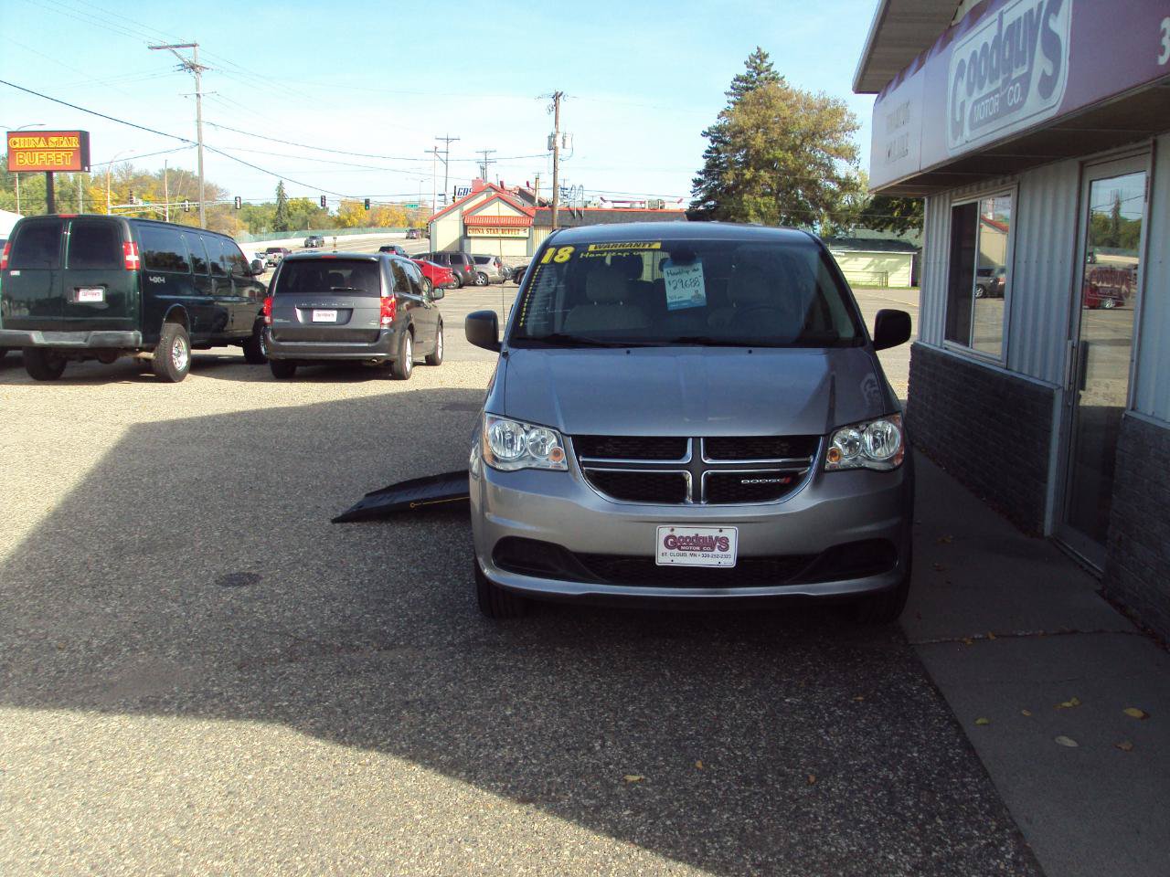Used 2018 Dodge Grand Caravan SE w/ Power Convenience Group I FWD image 3