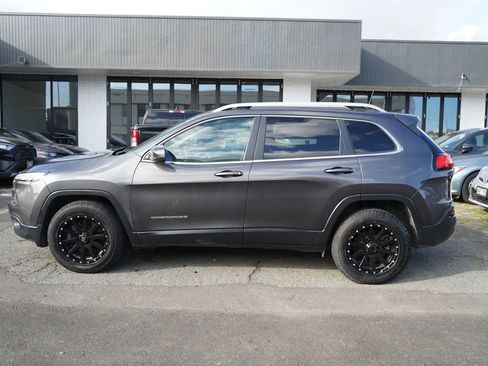 Used 2017 Jeep Cherokee Limited AWD/4WD image 2