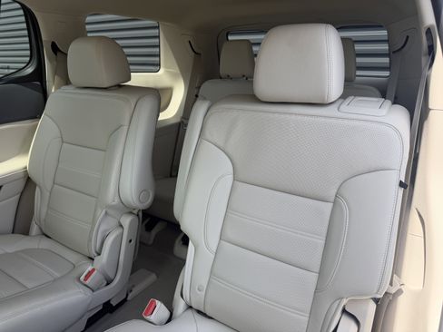 Used 2023 GMC Acadia Denali w/ Denali Technology Package FWD image 5