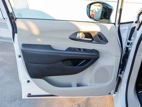 Certified 2024 Chrysler Pacifica Touring-L image 21