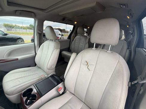 Used 2014 Toyota Sienna XLE w/ XLE Premium Package FWD image 13