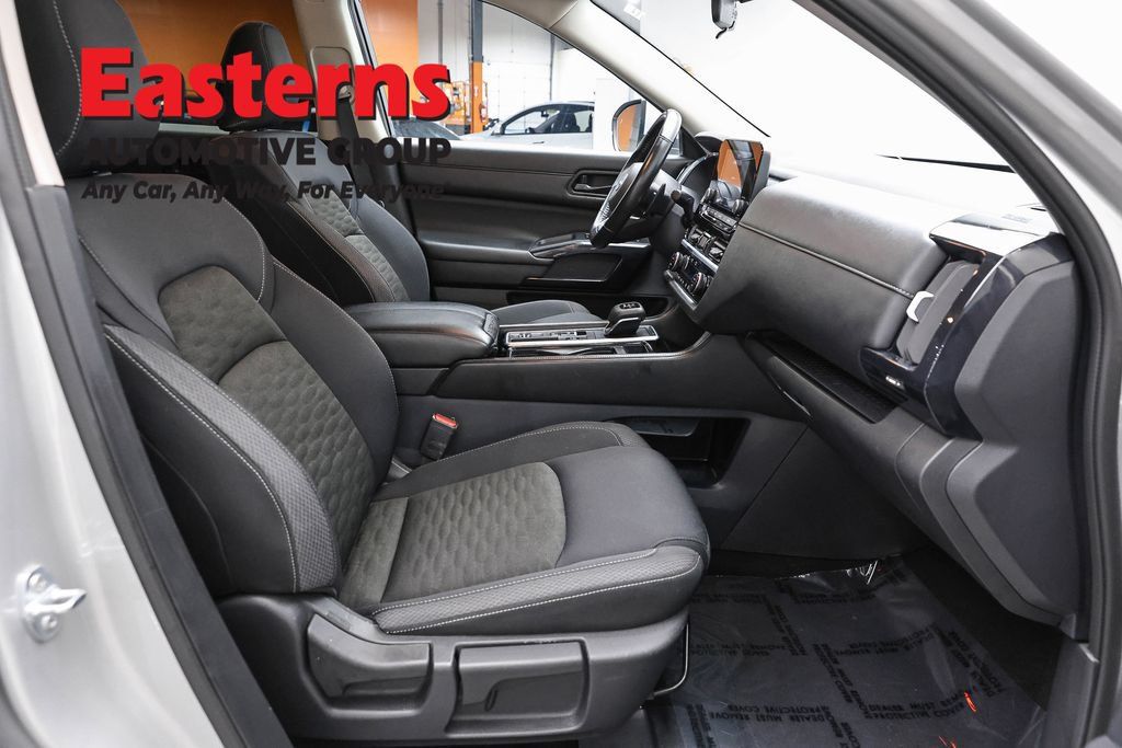 Used 2025 Nissan Pathfinder SV FWD image 24