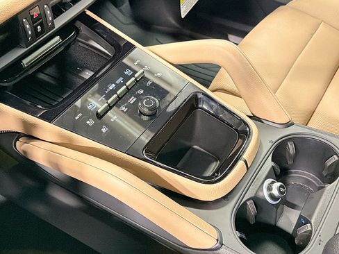 Used 2025 Porsche Cayenne image 28