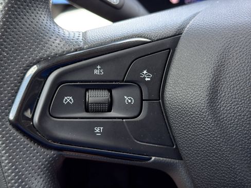 Used 2025 Chevrolet Trax LT FWD image 17
