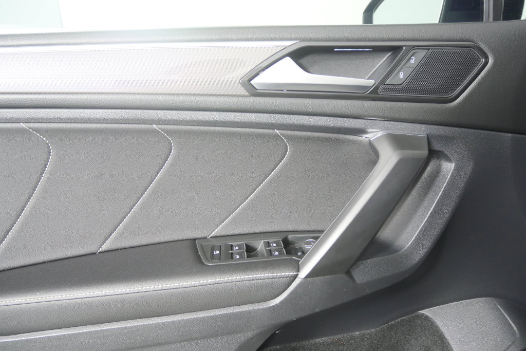 Used 2023 Volkswagen Tiguan SE R-Line FWD image 9