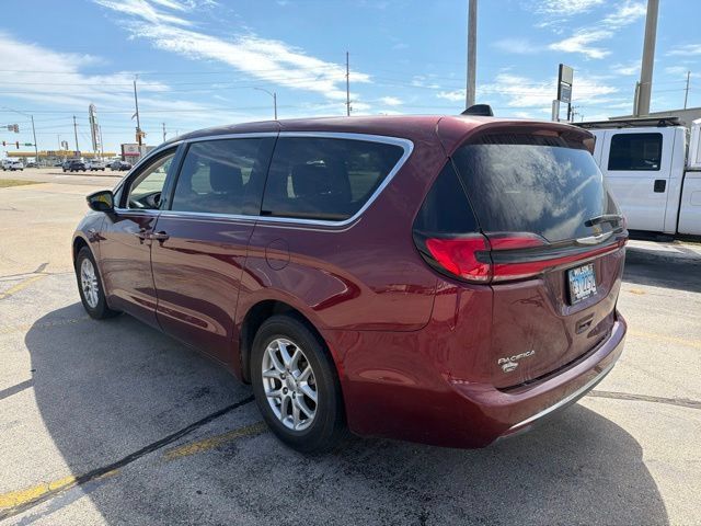 Used 2023 Chrysler Pacifica Touring-L FWD image 7