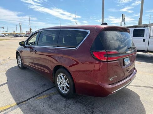 Used 2023 Chrysler Pacifica Touring-L FWD image 7