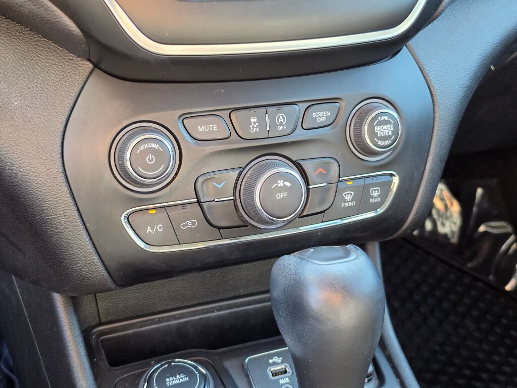 Used 2019 Jeep Cherokee Latitude Plus w/ Cold Weather Group AWD/4WD image 28