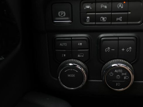 Used 2025 Chevrolet Suburban Premier AWD/4WD image 56