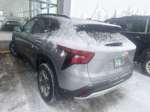 Used 2024 Chevrolet Trax LT w/ LT Convenience Package image 4