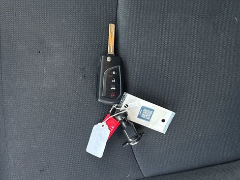 Used 2021 Toyota Corolla LE image 29