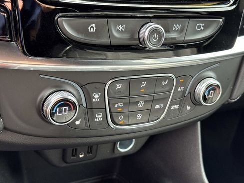 Used 2023 Chevrolet Traverse LT FWD image 16