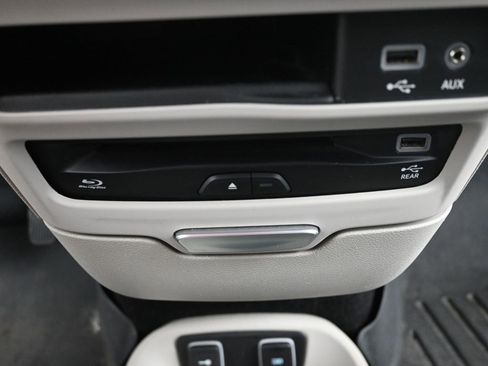 Used 2017 Chrysler Pacifica Platinum image 29