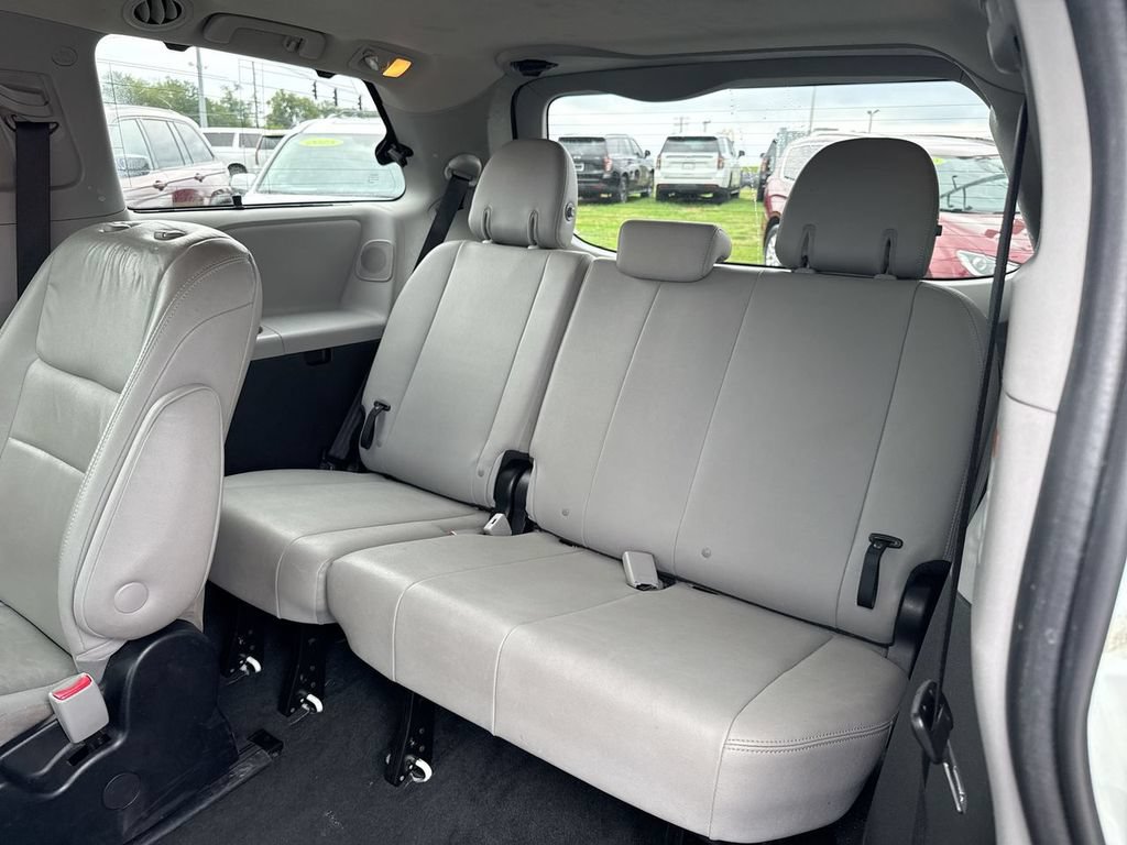 Used 2018 Toyota Sienna Limited Premium w/ Carpet Mat Package AWD/4WD image 12