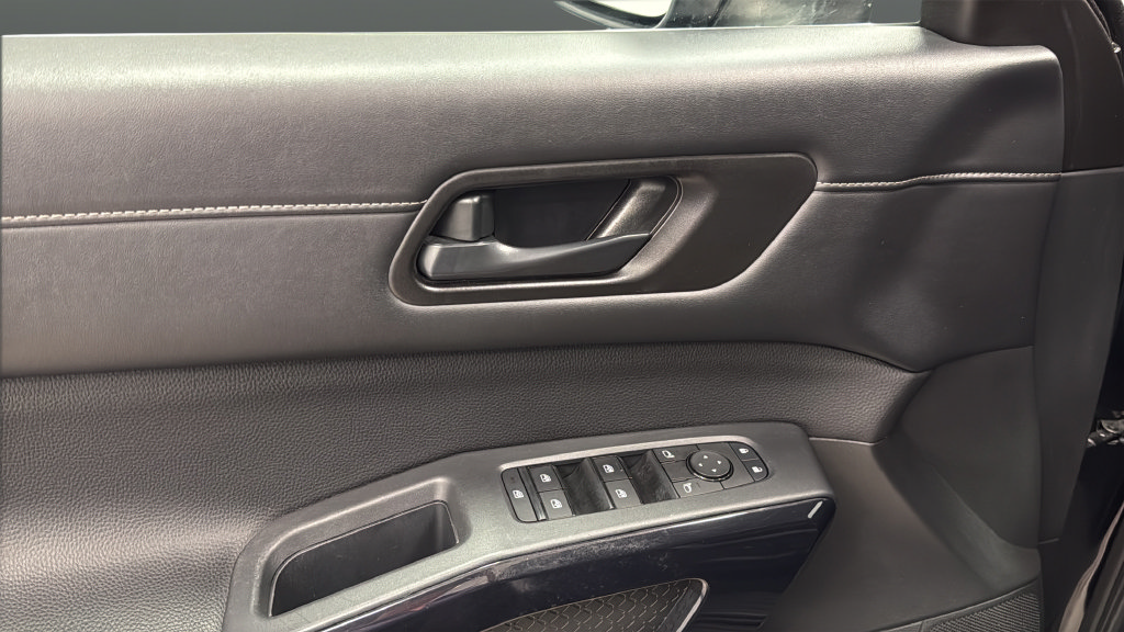 Used 2025 Nissan Pathfinder SV AWD/4WD image 20
