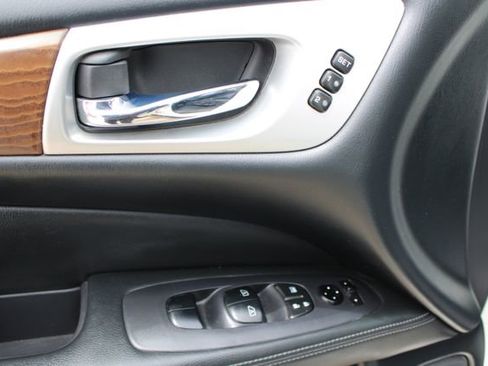 Used 2020 Nissan Pathfinder Platinum w/ Cargo Package FWD image 11