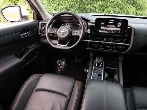 Certified 2025 Nissan Pathfinder SL FWD image 24