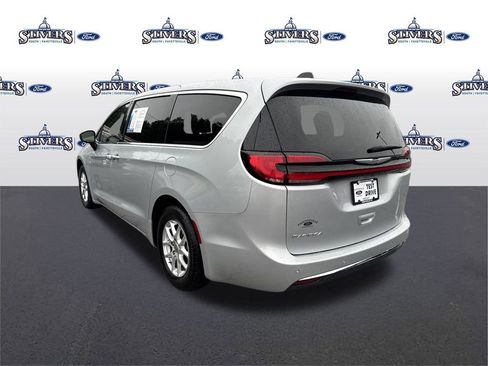 Used 2023 Chrysler Pacifica Touring-L image 7