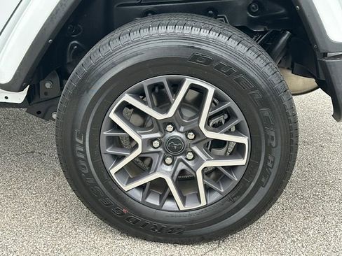 Used 2025 Jeep Wrangler Sahara AWD/4WD image 29