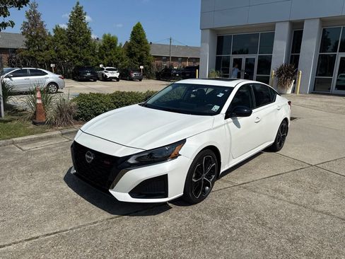 Used 2024 Nissan Altima 2.5 SR w/ SR Premium Package FWD image 3