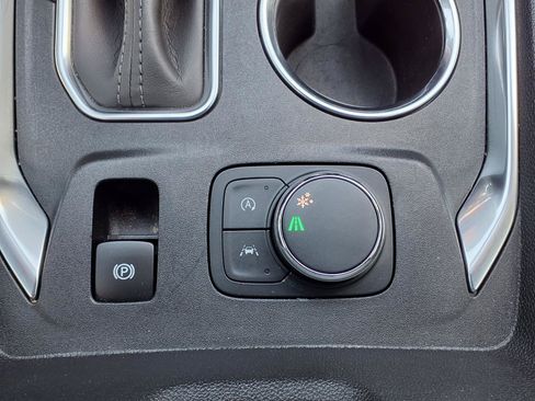 Used 2023 Chevrolet Traverse Premier FWD image 21