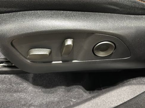 Used 2025 Chevrolet Traverse LT image 36