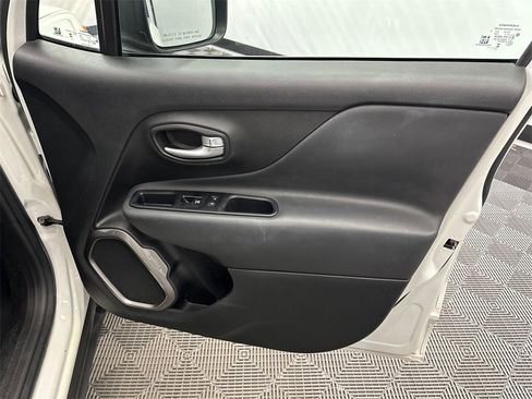 Used 2023 Jeep Renegade Latitude image 14