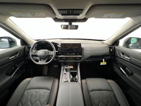 New 2026 Nissan Pathfinder Platinum AWD/4WD image 9