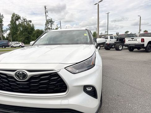 Used 2022 Toyota Highlander XLE AWD/4WD image 11