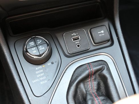 Used 2020 Jeep Cherokee Trailhawk AWD/4WD image 21