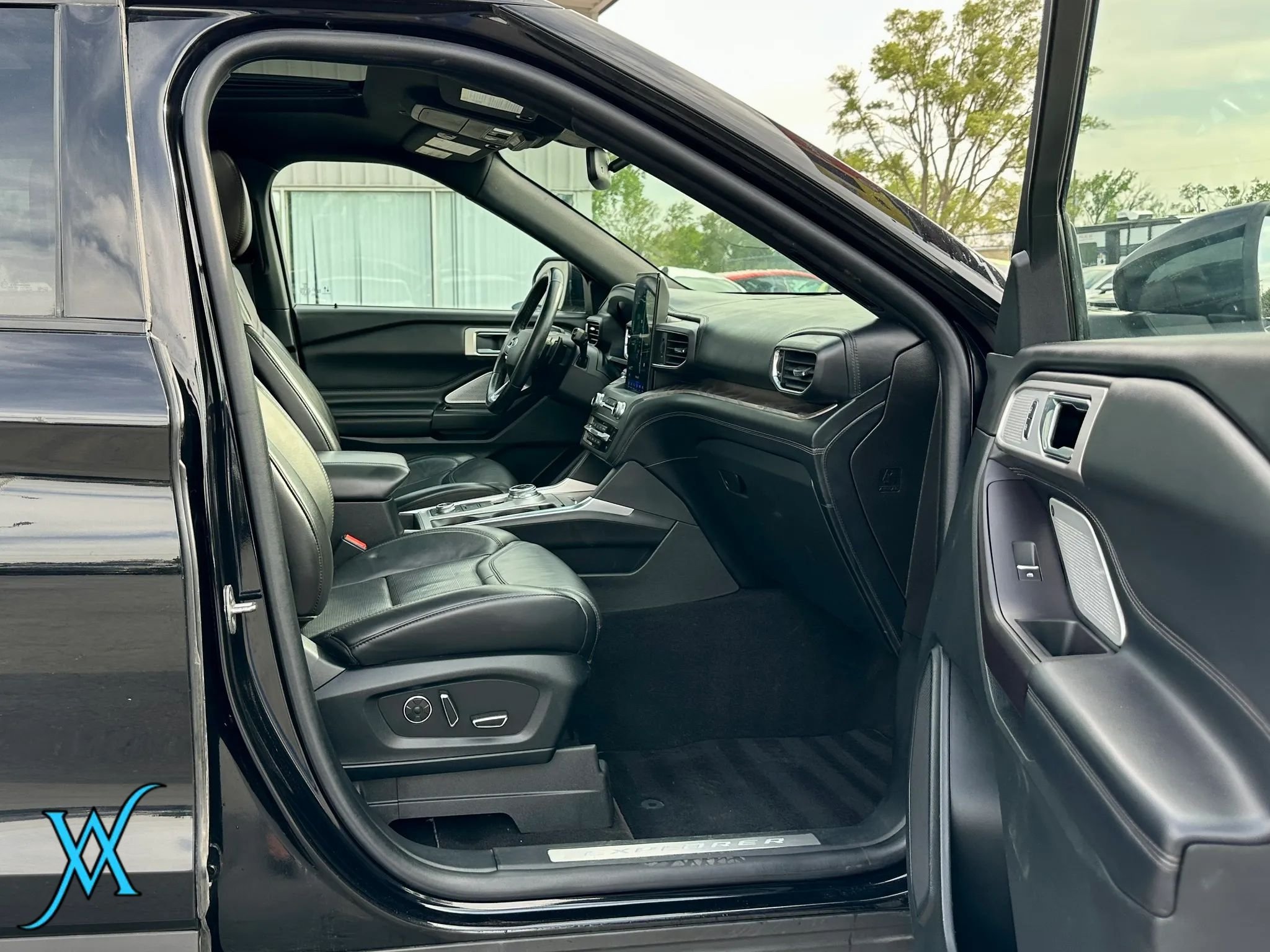Used 2020 Ford Explorer Platinum w/ Premium Technology Package AWD/4WD image 19
