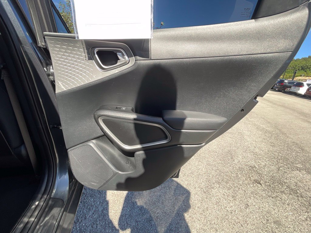 Used 2025 Kia Soul LX w/ LX Technology Package FWD image 23