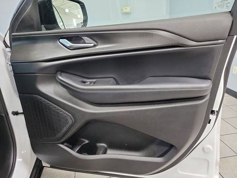 Used 2023 Jeep Grand Cherokee Altitude image 23