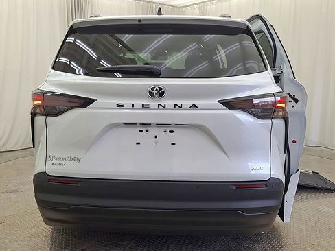 Used 2026 Toyota Sienna XLE FWD image 2